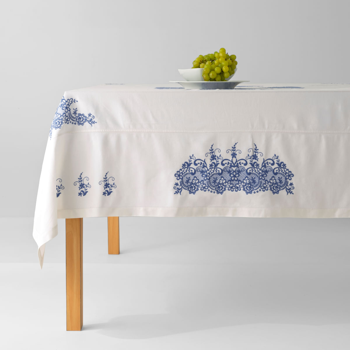 Toalha De Mesa Atenas Bordada Branco Azul.jpg